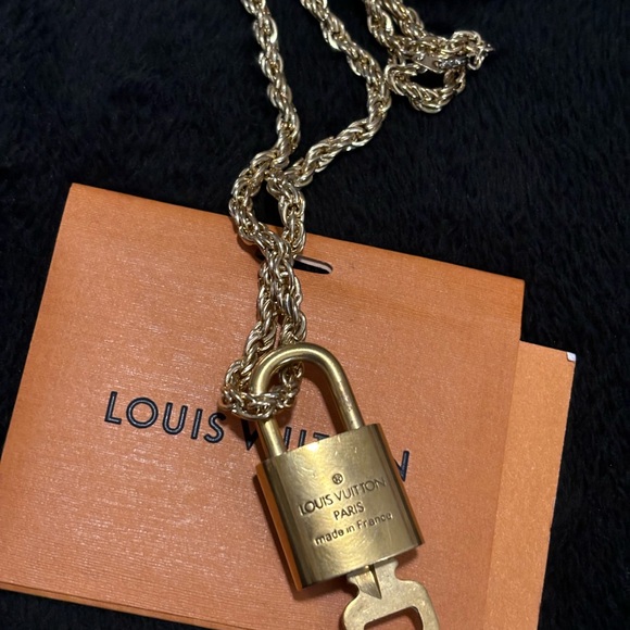 Louis Vuitton Gold Padlock Lock N Key #315 with 18’ Unbranded ROAP Chain - Picture 2 of 13